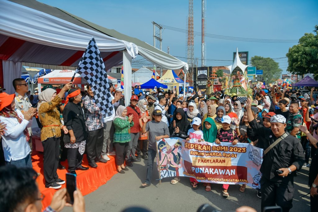 Semarak, Jalan Santai dan Pawai Kreasi Adat Desa Jatibarang