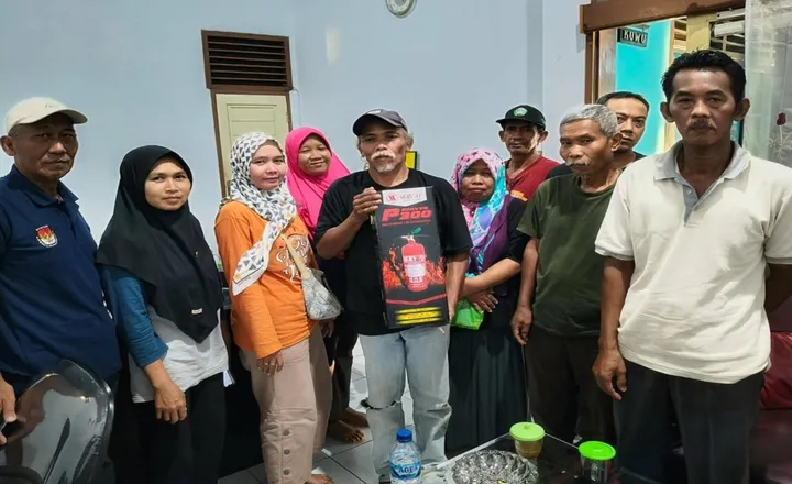 Antisipasi Kebakaran Permukiman, Rukun Warga di Desa Jatibarang Terima Alat Pemadam Api Ringan